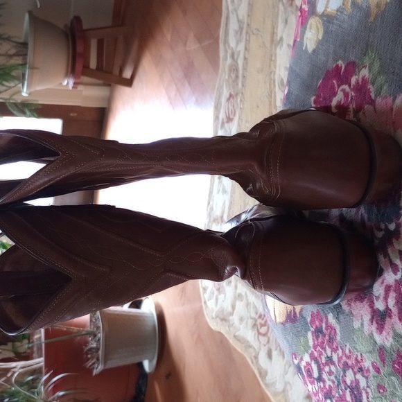 Tony Lama Gentle Brown Western Boots - Picture 4 of 6